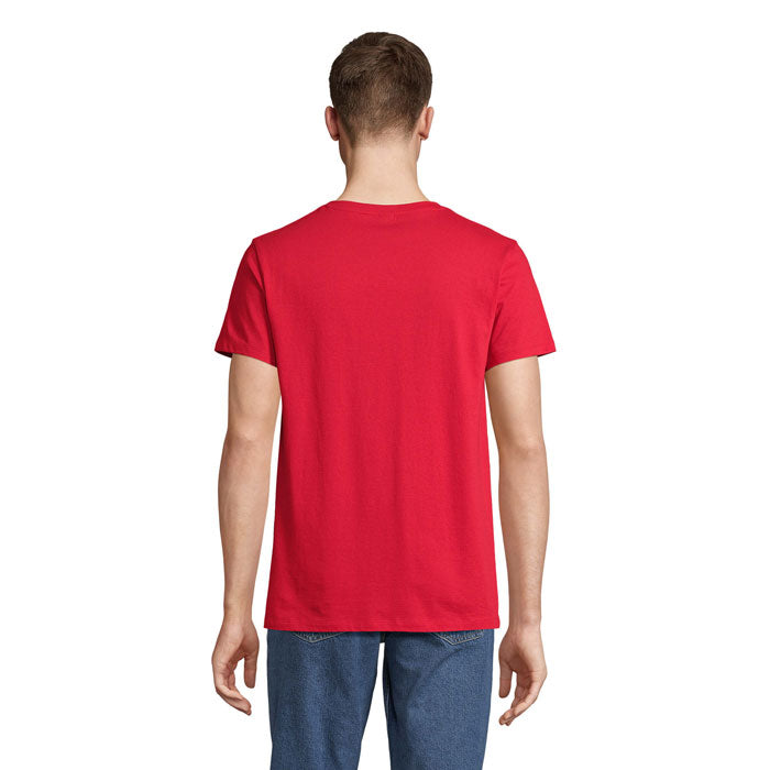 Vista posterior de camiseta roja de algodón con cuello redondo, destacando su corte y diseño moderno.