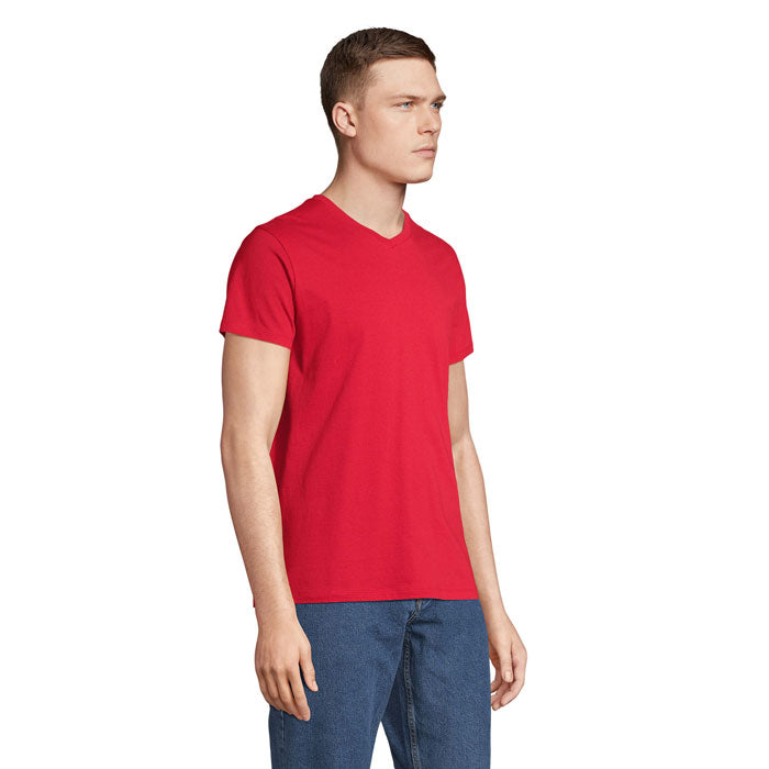 Vista lateral de camiseta de cuello en V de color rojo, fabricada en 100% algodón, con un corte moderno y mangas cortas.