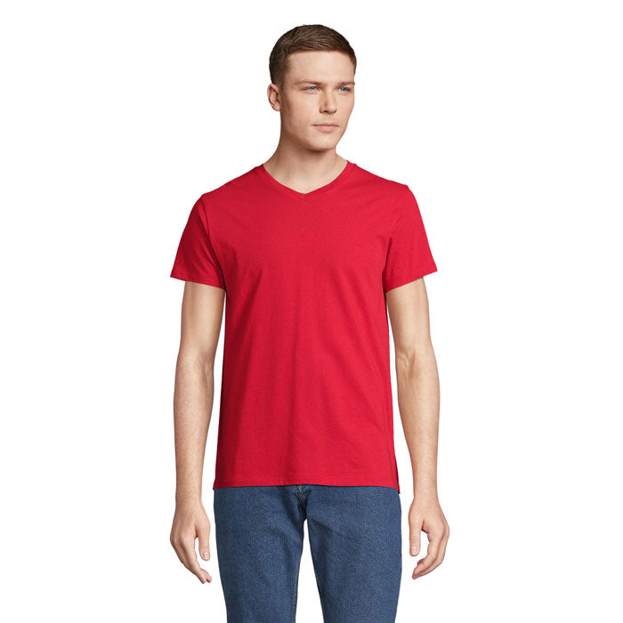 Modelo masculino vistiendo camiseta roja con cuello en V, confeccionada en algodón, vista frontal.