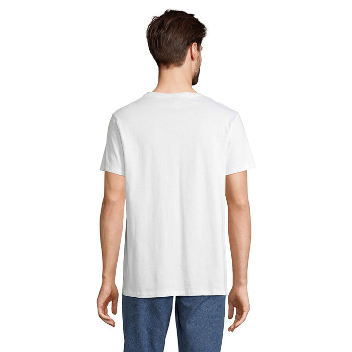 Vista posterior de camiseta blanca de algodón, diseño clásico y moderno, ideal para uso diario, con mangas cortas.