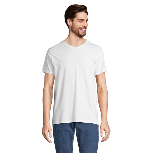 Modelo masculino luciendo camiseta de cuelo en V blanca, material 100% algodón, corte moderno y mangas cortas.