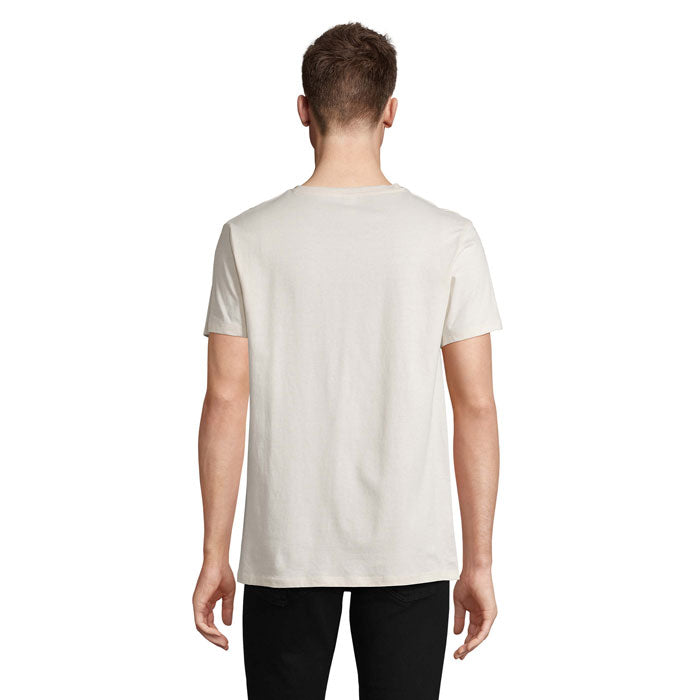 Vista trasera de camiseta en color blanco, de algodón, con un corte moderno y mangas cortas, perfecto para el uso diario.