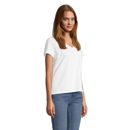Camiseta blanca mujer cuello pico vista trasera desde ángulo