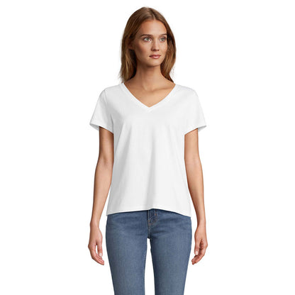 Camiseta blanca mujer cuello pico vista frontal con modelo