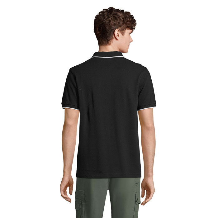 Vista trasera de la PALERMO CAMISETA POLO en color negro, con detalle de cuello acanalado.