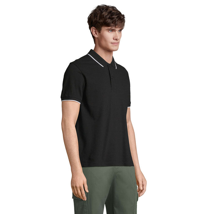 Vista lateral de la PALERMO - PALERMO CAMISETA POLO en negro, con cuello acanalado blanco y manga corta.