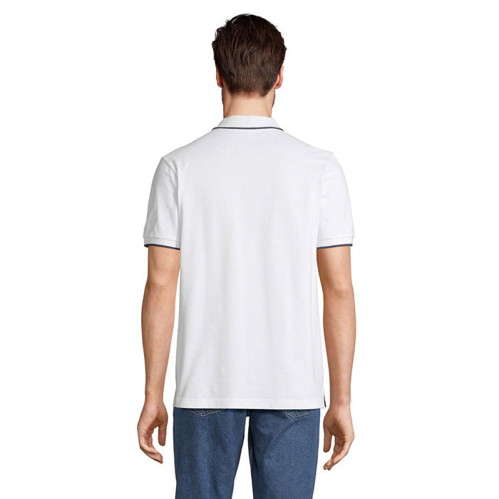 Vista posterior de la PALERMO CAMISETA POLO, mostrando su diseño blanco y detalles en el cuello.