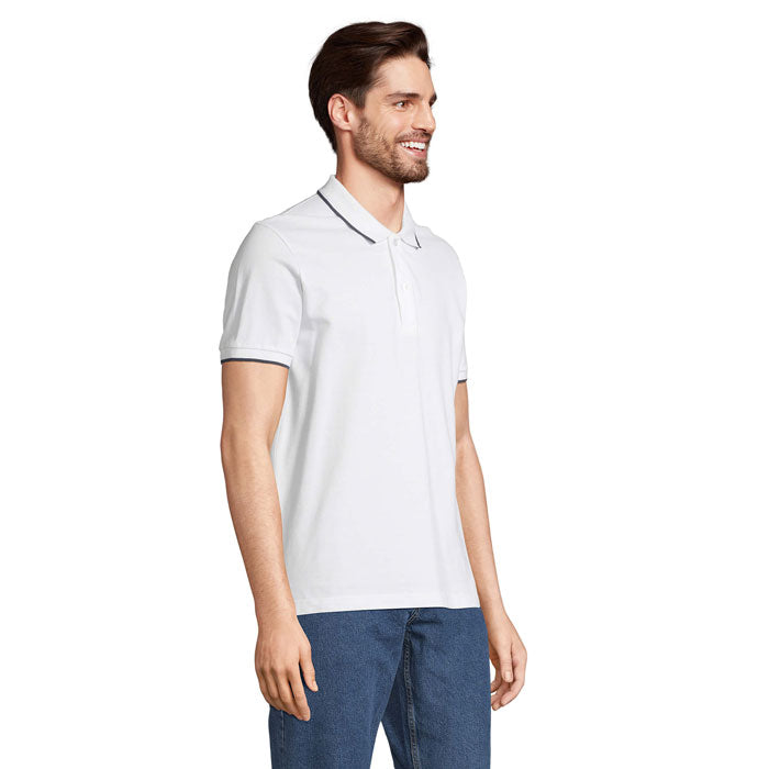 Vista lateral de hombre usando la PALERMO - PALERMO CAMISETA POLO blanca con detalles en contraste.