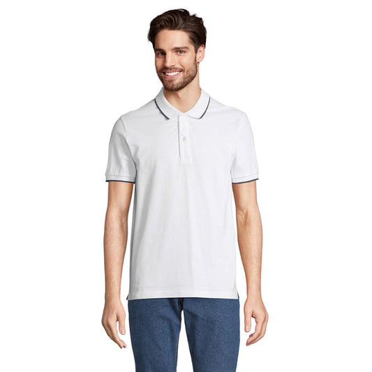 Hombre con camiseta polo blanca PALERMO, detalles en el cuello y manga, vista frontal.