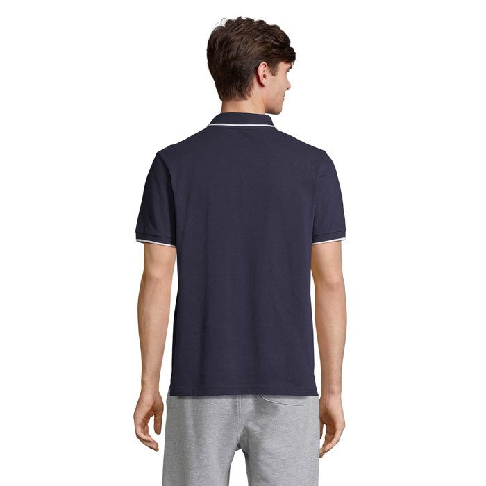 Vista trasera de la PALERMO CAMISETA POLO en color azul marino, con detalles contrastantes en cuello y mangas.