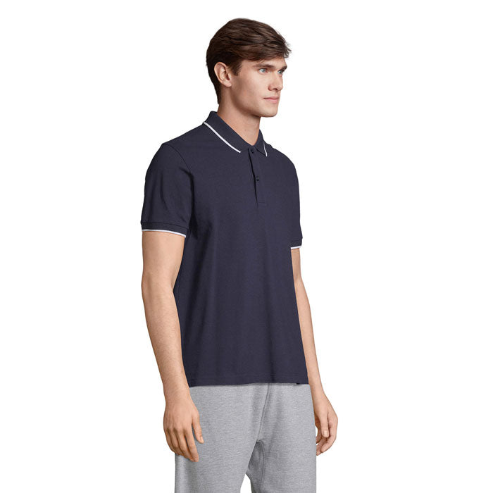 Perfil de hombre vistiendo la PALERMO - PALERMO CAMISETA POLO en color azul marino con detalles en blanco.