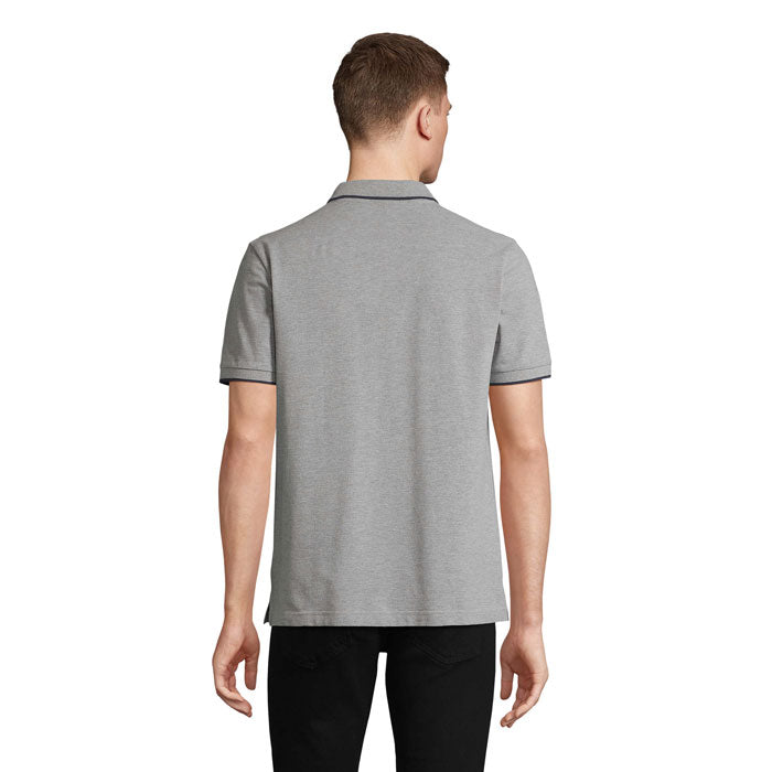 Vista trasera de la PALERMO - PALERMO CAMISETA POLO gris, mostrando detalles del cuello y bordes con contraste.