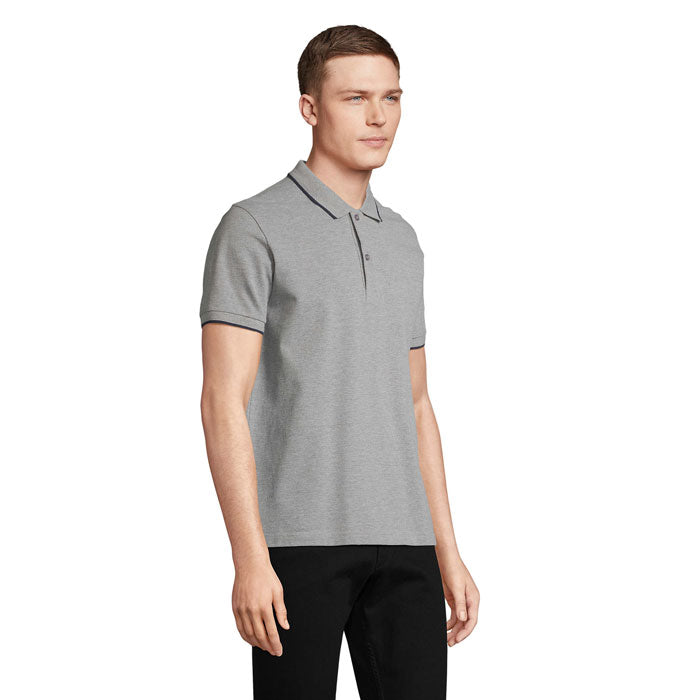 Vista lateral de un hombre vistiendo la PALERMO - PALERMO CAMISETA POLO gris, con cuello clásico y detalles en las mangas.