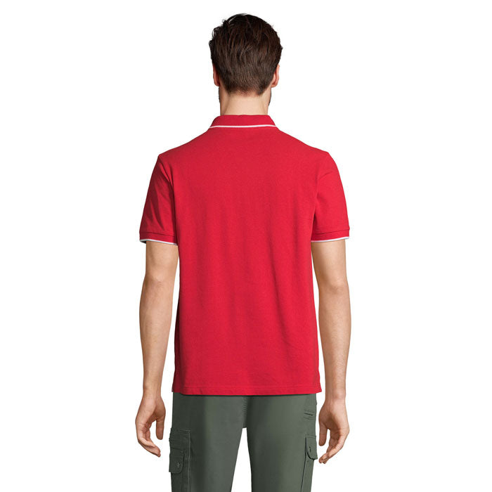 Vista trasera de la PALERMO CAMISETA POLO en rojo, mostrando su diseño simple y ajuste cómodo.