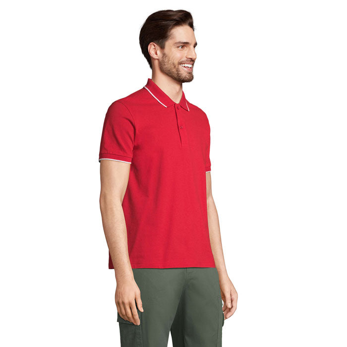 Vista lateral de un hombre usando la PALERMO - PALERMO CAMISETA POLO roja con detalles en color blanco.