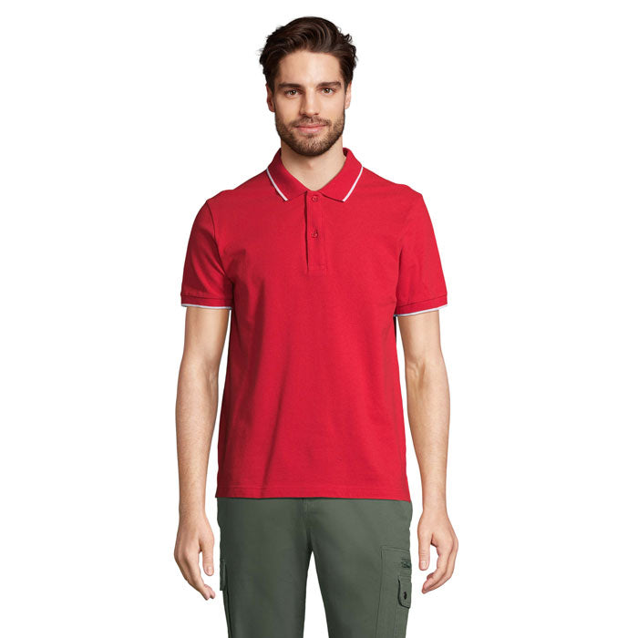 Vista frontal de hombre usando la PALERMO - PALERMO CAMISETA POLO en color rojo vibrante con detalles en contraste.