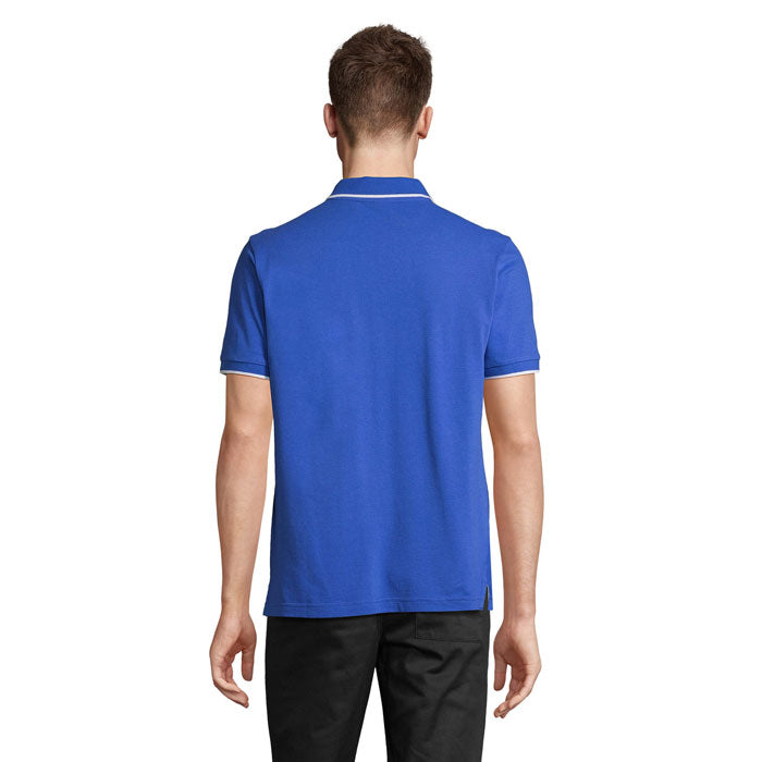 Vista posterior del hombre vistiendo la PALERMO - PALERMO CAMISETA POLO azul, revelando detalles de la textura de la prenda.