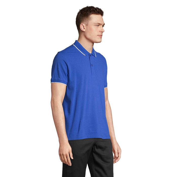 Vista lateral de la PALERMO CAMISETA POLO en azul, destacando el cuello acanalado y el acabado de dos botones.