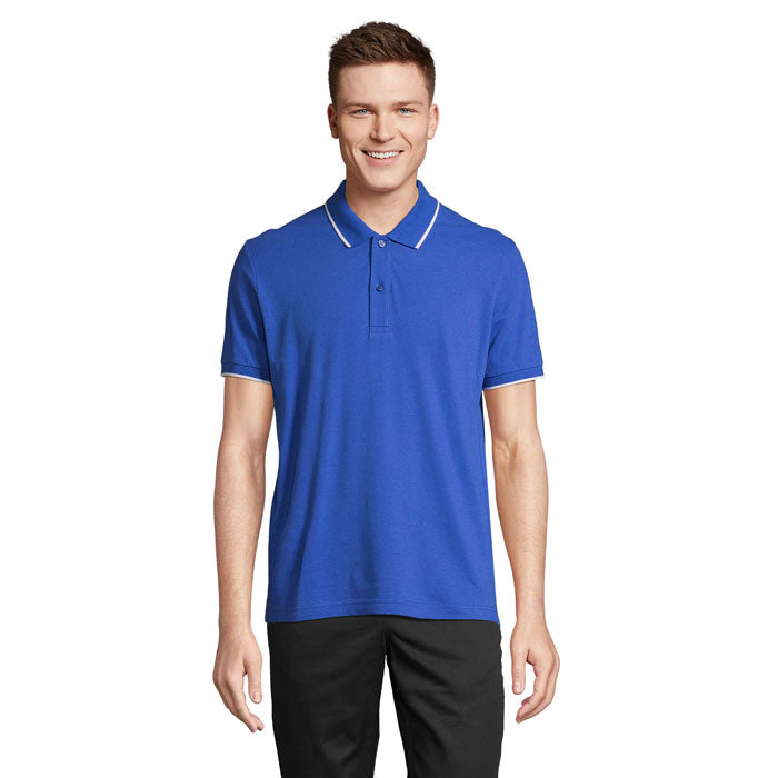 CAMISETA POLO PALERMO en vista frontal, color azul con detalles en blanco y corte unisex.