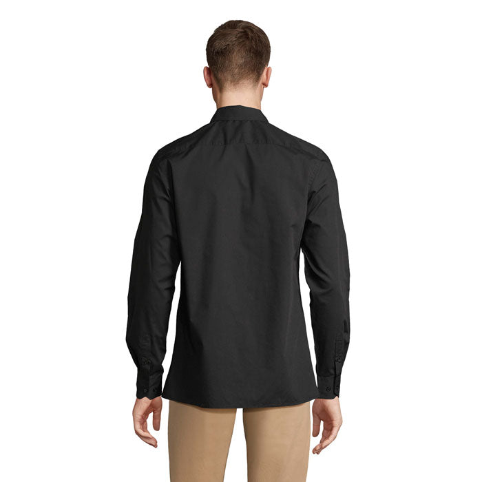 Vista trasera de camisa negra de manga larga para hombre