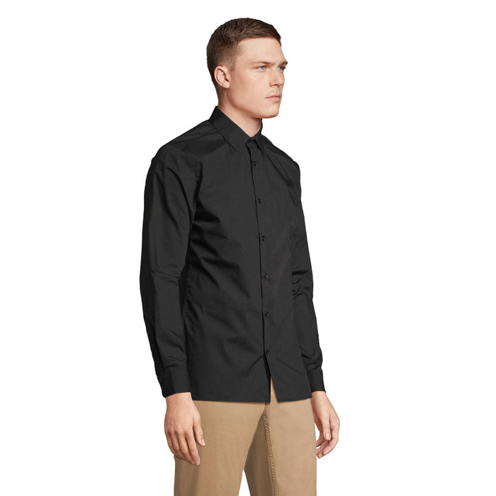Vista lateral de camisa negra de manga larga para hombre