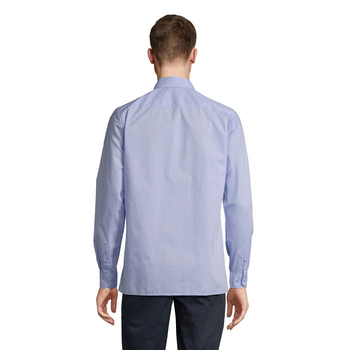 Vista trasera de camisa azul claro para hombre con cuello clásico