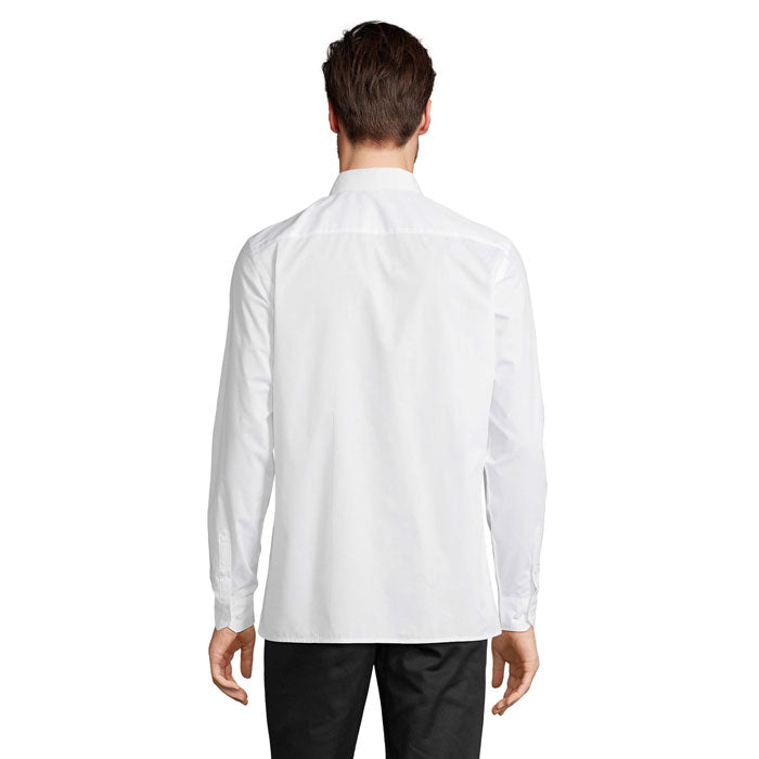 Vista trasera de camisa blanca de manga larga para hombre