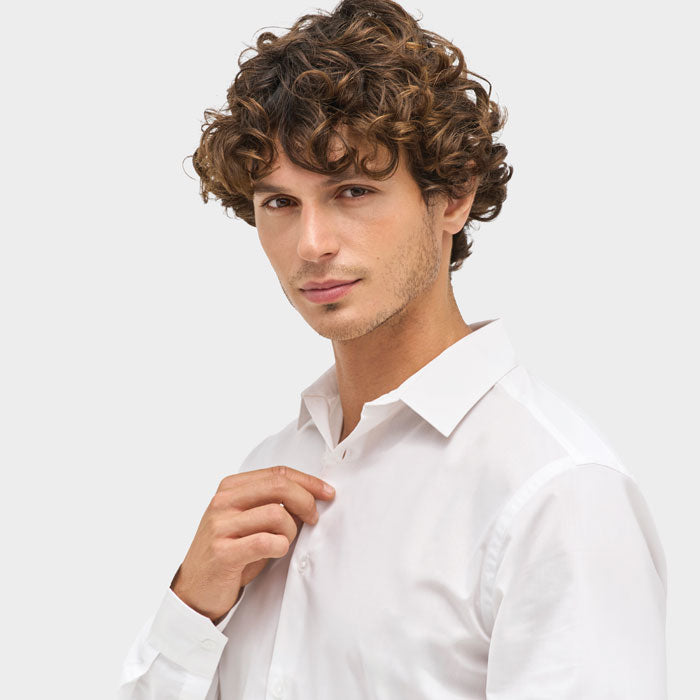 Detalle del cuello y la parte superior de una camisa blanca de hombre