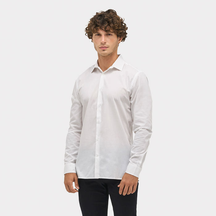 Hombre con camisa blanca de manga larga y corte ajustado