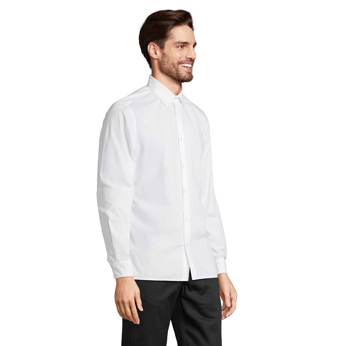 Vista lateral de camisa blanca para hombre con cuello clásico