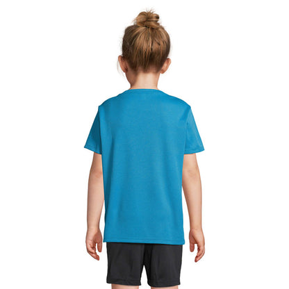Camiseta deportiva infantil azul vista trasera con modelo