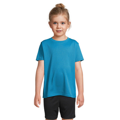 Camiseta deportiva infantil azul vista frontal con modelo