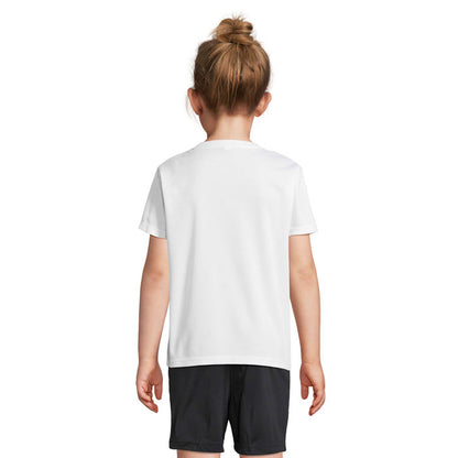 Camiseta deportiva infantil blanca vista frontal recta con modelo