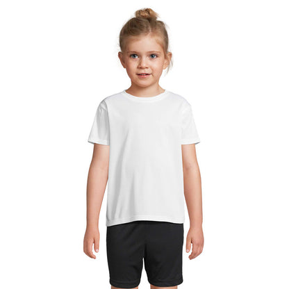 Camiseta deportiva infantil blanca vista trasera con modelo