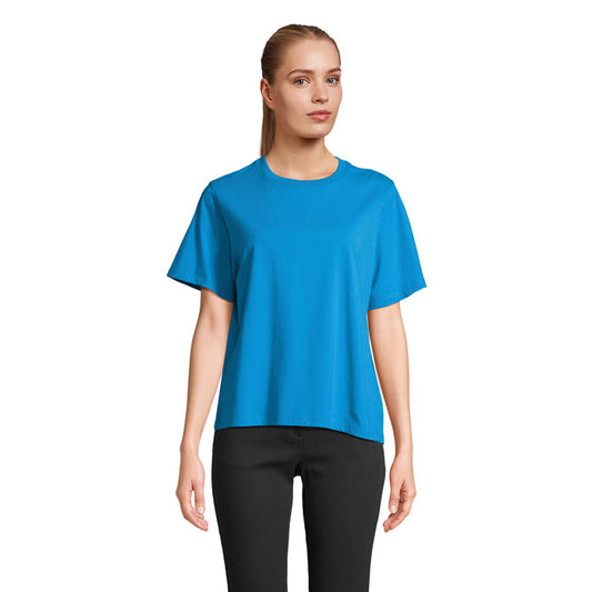 Mujer posando con camiseta azul de cuello redondo, parte frontal, corte moderno y cómodo, LEGEND WOMEN - LEGEND WOMEN CAMISETA.