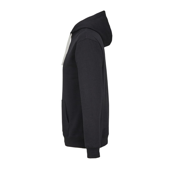 Vista lateral de sudadera negra con capucha y bolsillo delantero