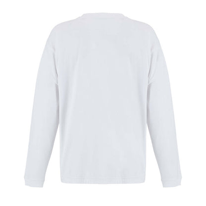 Espalda de camiseta oversize blanca de manga larga