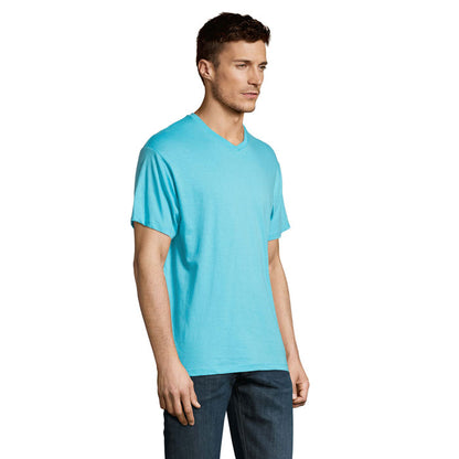 Fotografía lateral de camiseta gris básica con escote pico.