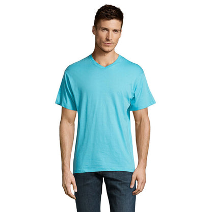 Prenda masculina gris con cuello en pico, imagen frontal con modelo.