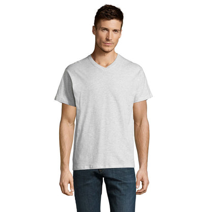 Hombre con camiseta gris claro de cuello pico, vista frontal.