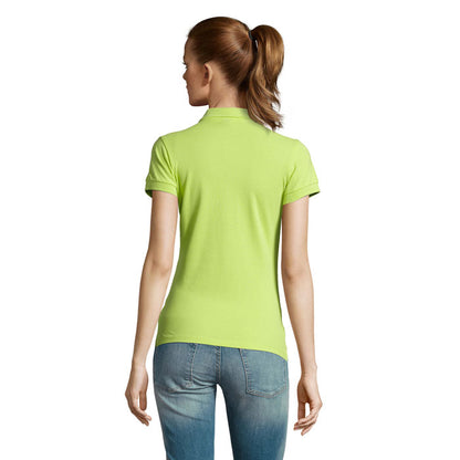 Imagen posterior de modelo femenina con camiseta tipo polo verde