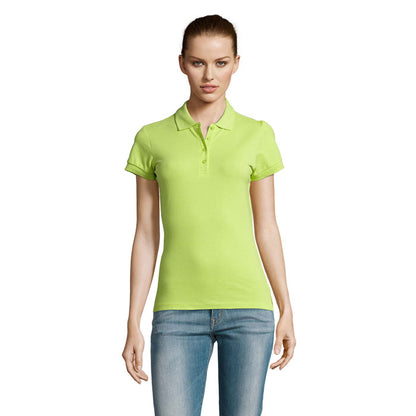 Polo verde con cuello de botones en modelo femenina, plano frontal