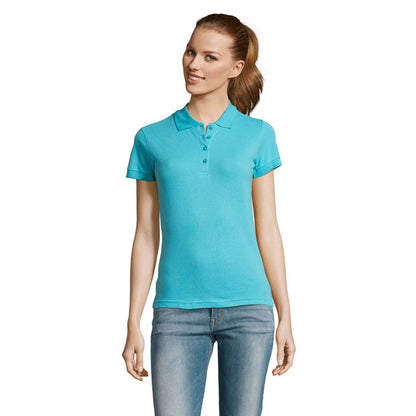 Polo turquesa claro con botones, vista lateral sobre modelo femenina