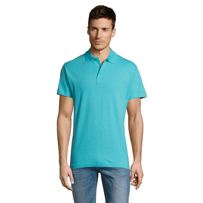 Hombre joven con polo turquesa de manga corta, cuello clásico y cierre de tres botones, posando de frente con vaqueros ajustados.