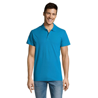 Chico joven con polo turquesa de manga corta, cuello clásico y cierre de tres botones, posando de espalda con vaqueros ajustados.