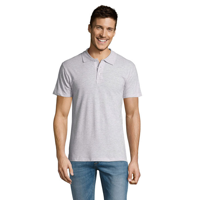 Hombre sonriente usando el SUMMER II - SUMMER II MEN Polo 170g de color gris claro.
