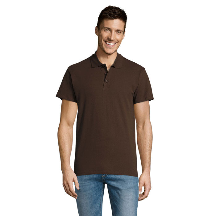 Hombre sonriendo con polo marrón SUMMER II - SUMMER II MEN Polo 170g, con mangas cortas y cuello de canalé.
