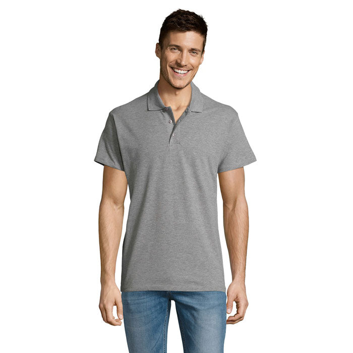 SUMMER II - SUMMER II MEN Polo 170g modelo en gris, hombre feliz usando polo de algodón con cuello.