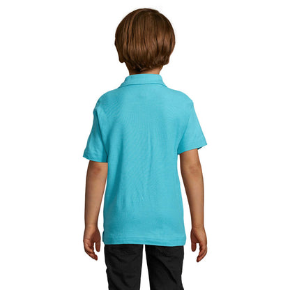 Polo negro para niño visto desde la espalda, manga corta