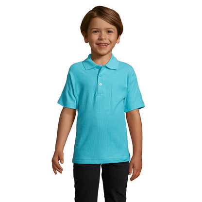 Niño de frente con polo negro de manga corta y cuello clásico